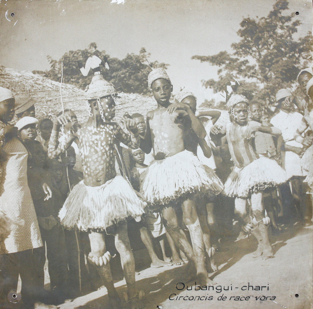 Unknown photographer. Oubangui - chari [CAR]. Circoncis de rase vora. B/W photograph. 1920/1950.